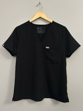 FIGS Women’s Classic Cararina V-Neck Pocket Shirt in Black Medium Scrubs